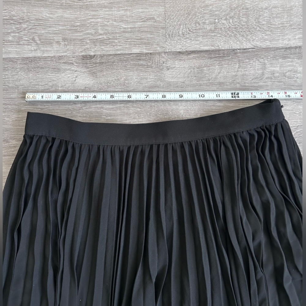 Women’s Banana Republic long black pleated skirt size 10P - Picture 3 of 5